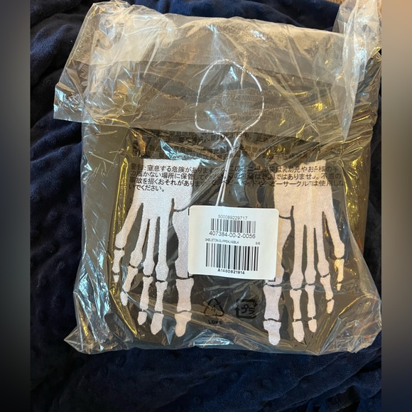 🆓❄️Free with purchase, while supplies last. As is. ❄️ Old Navy Black slippers - Picture 1 of 6